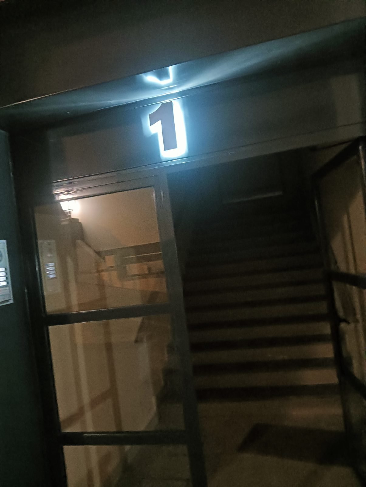 Rótulo de portal · carpintería metálica